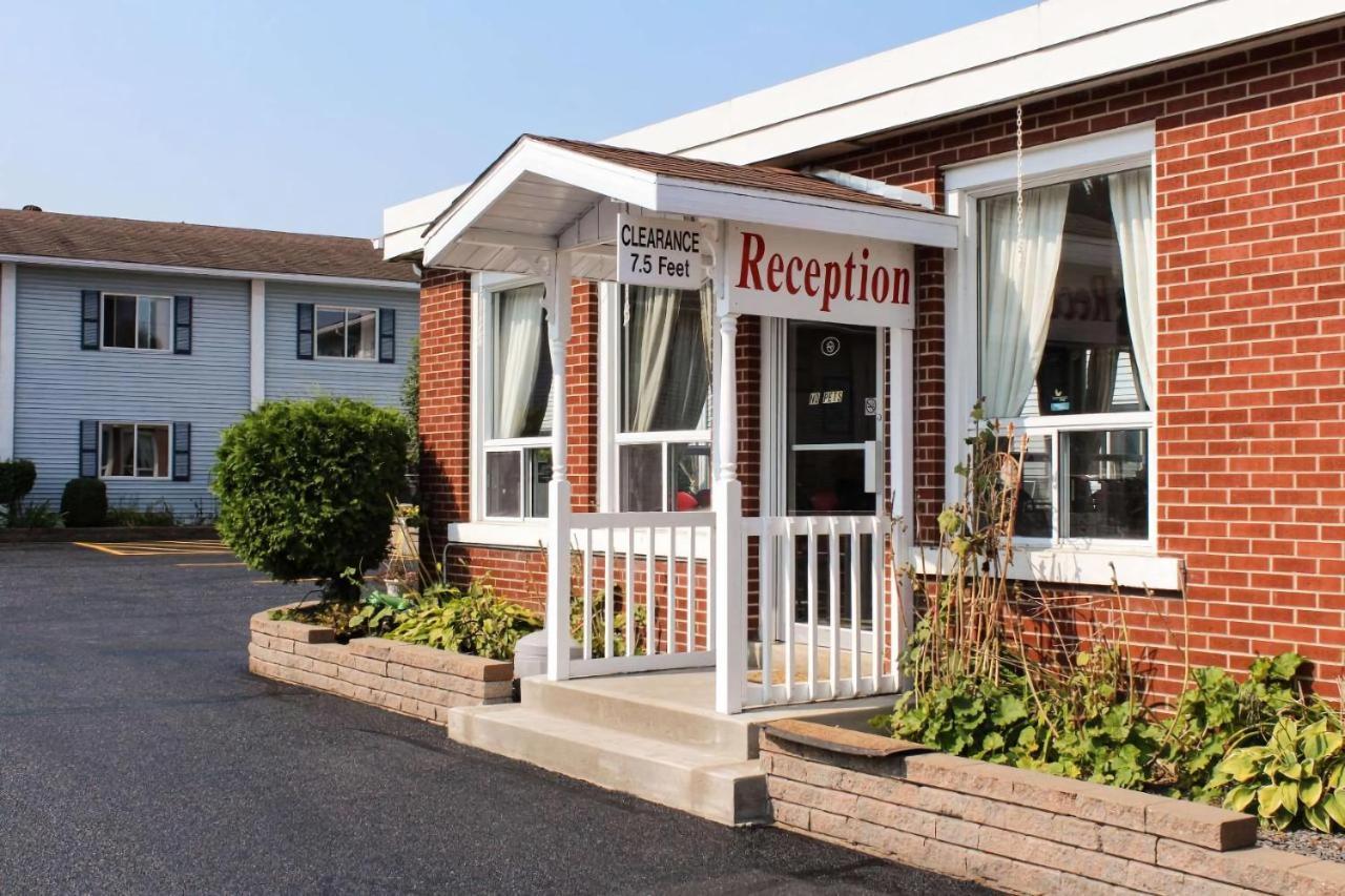Hotel Super 8 By Wyndham Pembroke Esterno foto