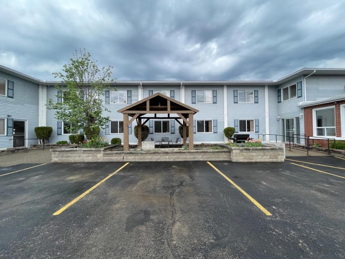 Hotel Super 8 By Wyndham Pembroke Esterno foto
