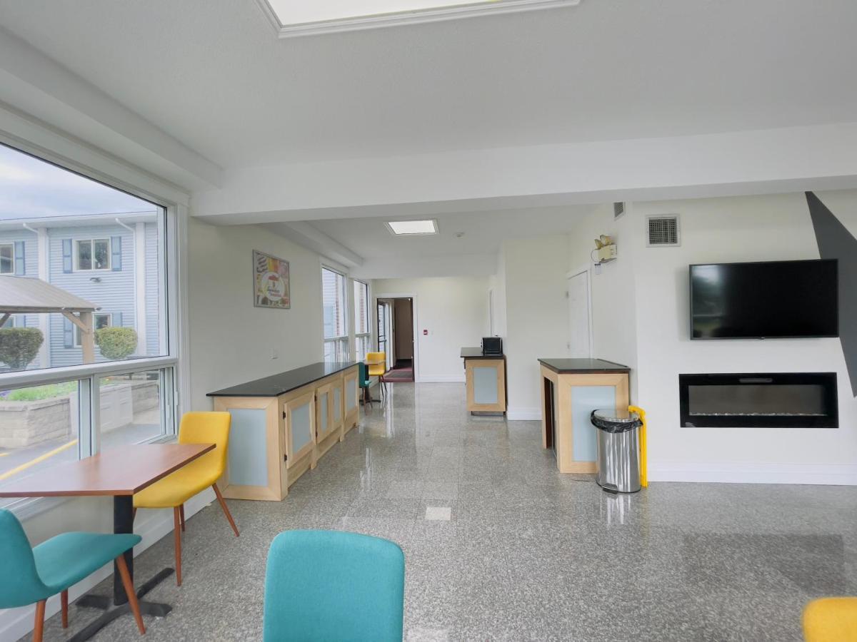 Hotel Super 8 By Wyndham Pembroke Esterno foto