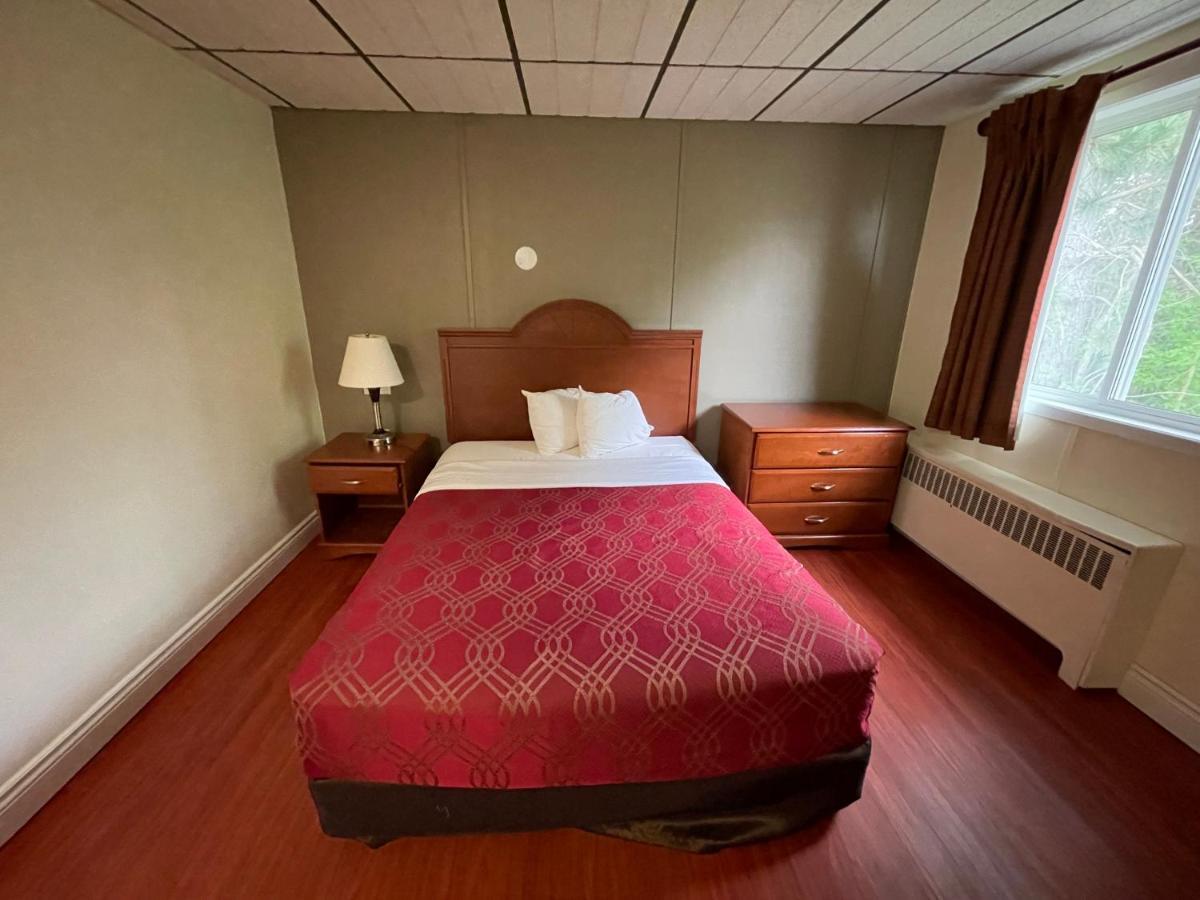 Hotel Super 8 By Wyndham Pembroke Esterno foto