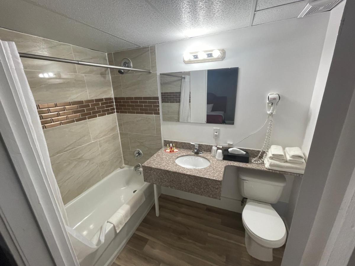 Hotel Super 8 By Wyndham Pembroke Esterno foto