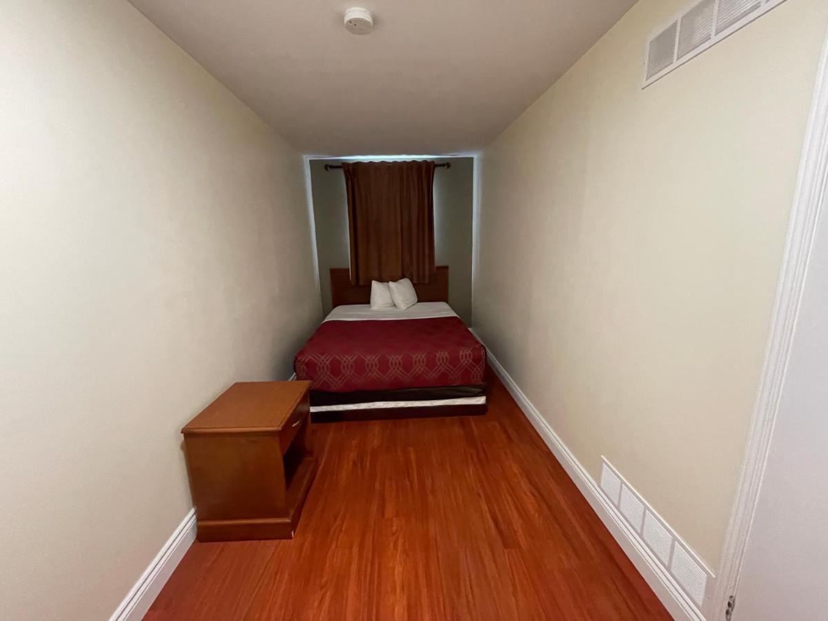 Hotel Super 8 By Wyndham Pembroke Esterno foto