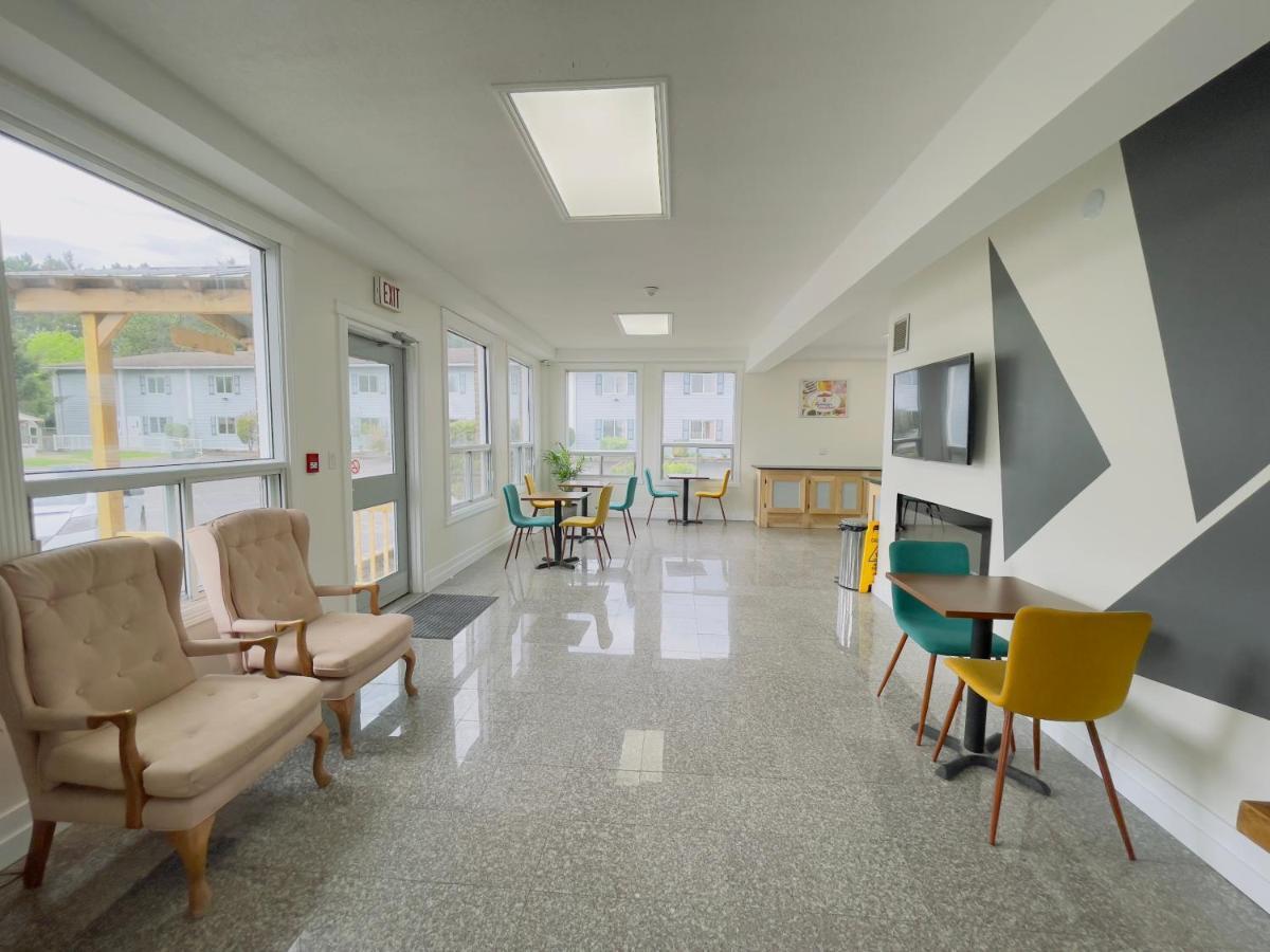 Hotel Super 8 By Wyndham Pembroke Esterno foto