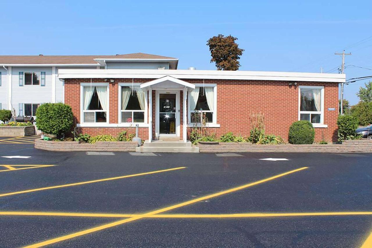 Hotel Super 8 By Wyndham Pembroke Esterno foto