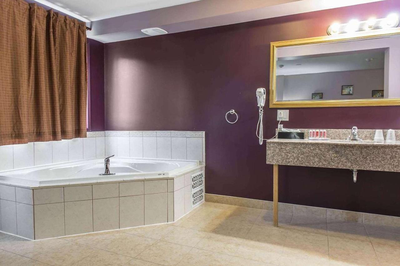 Hotel Super 8 By Wyndham Pembroke Esterno foto