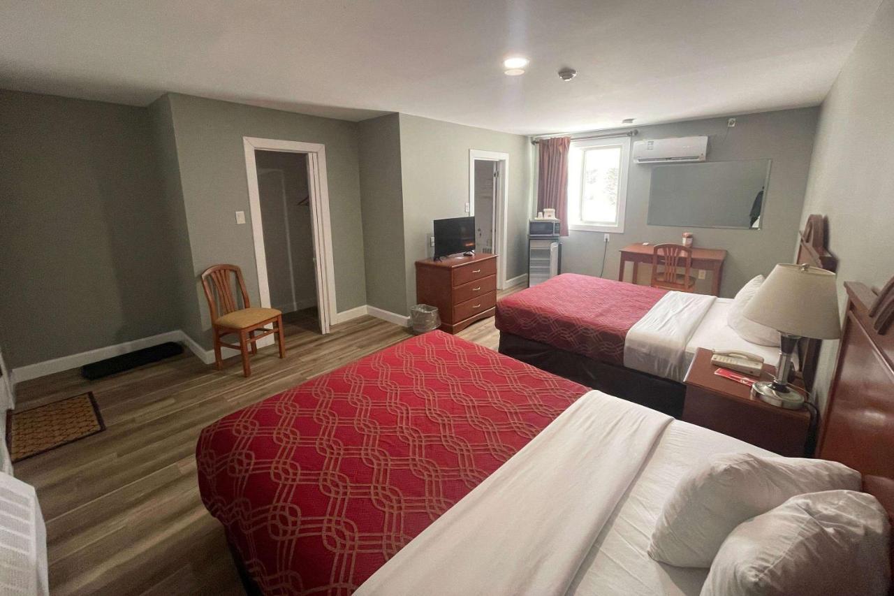 Hotel Super 8 By Wyndham Pembroke Esterno foto