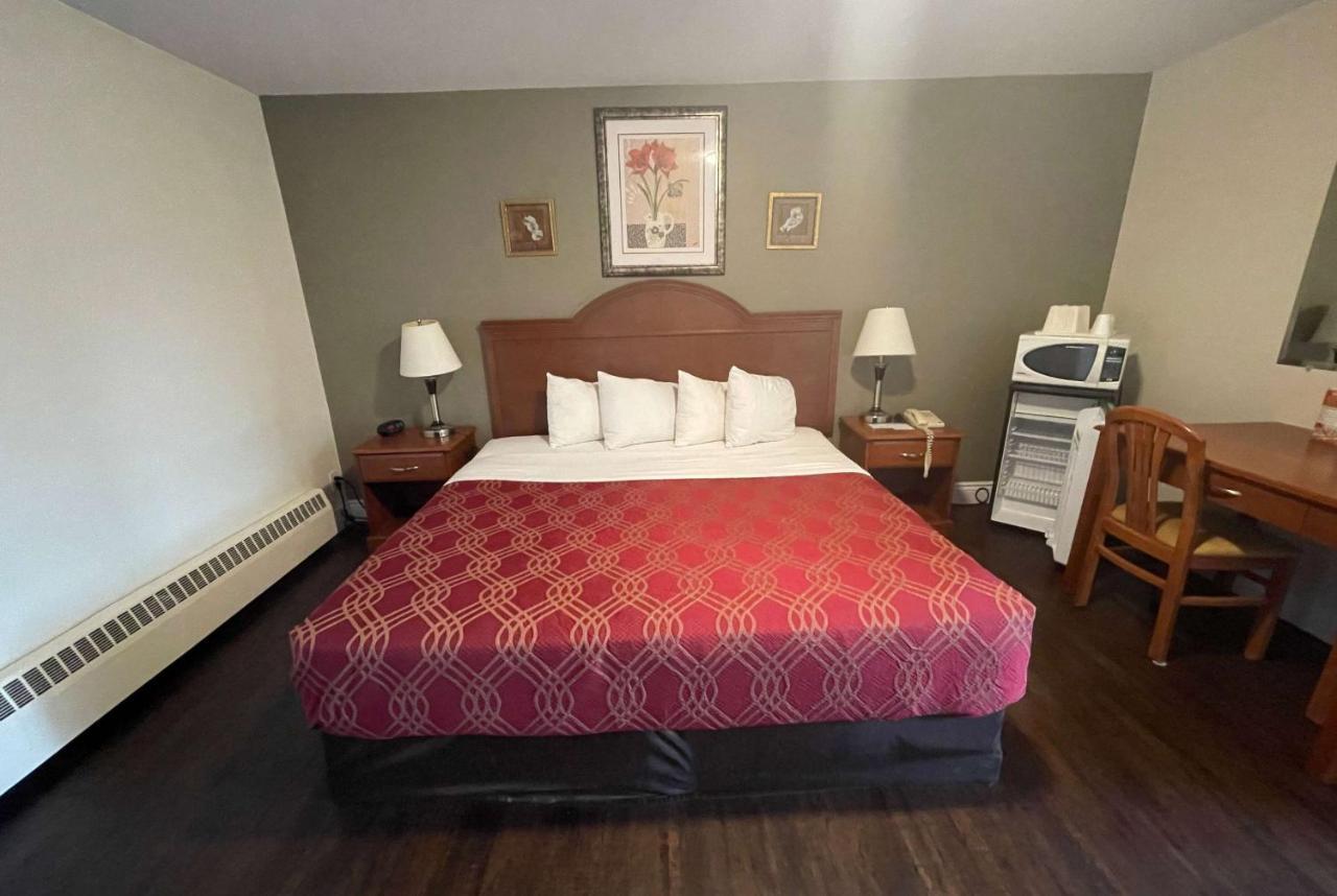 Hotel Super 8 By Wyndham Pembroke Esterno foto