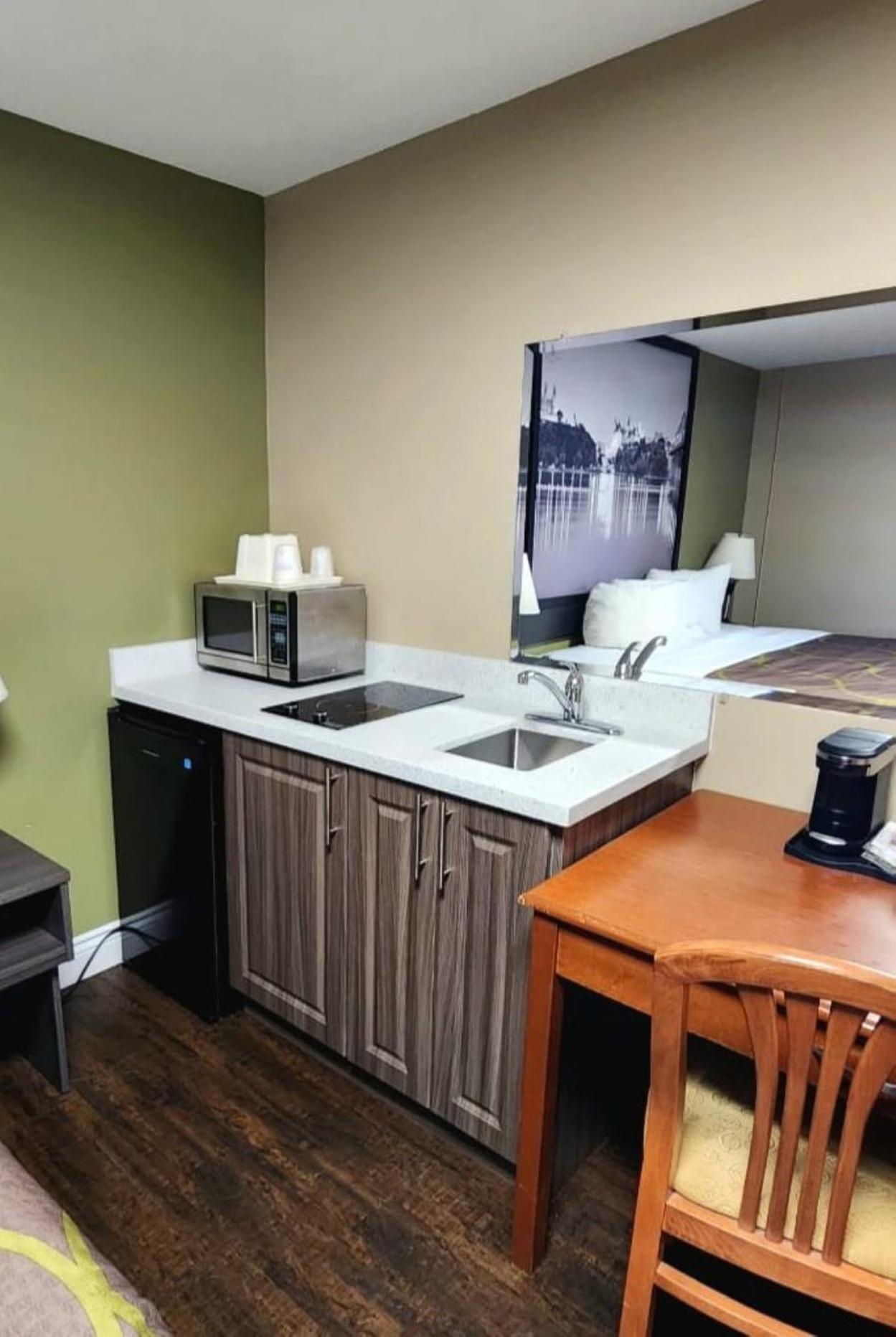 Hotel Super 8 By Wyndham Pembroke Esterno foto