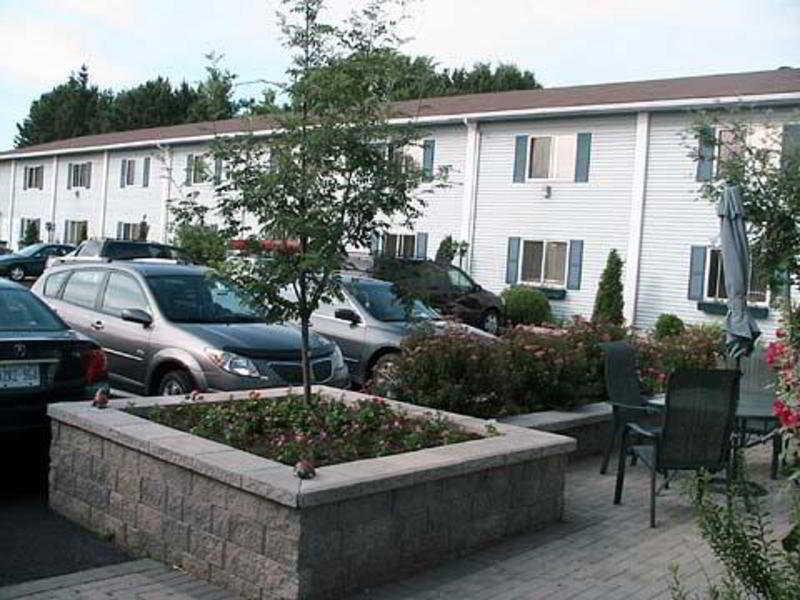 Hotel Super 8 By Wyndham Pembroke Esterno foto