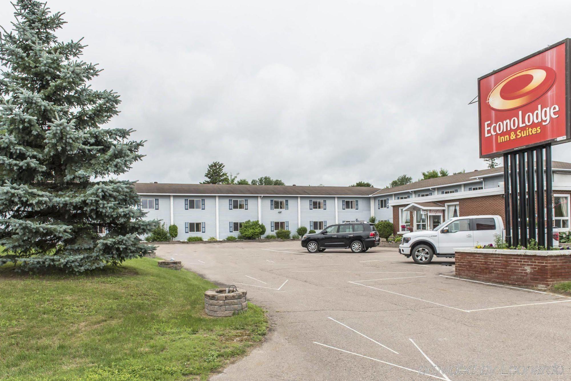 Hotel Super 8 By Wyndham Pembroke Esterno foto