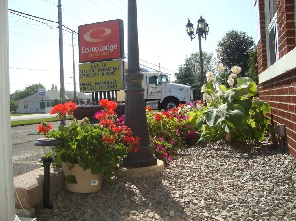 Hotel Super 8 By Wyndham Pembroke Esterno foto