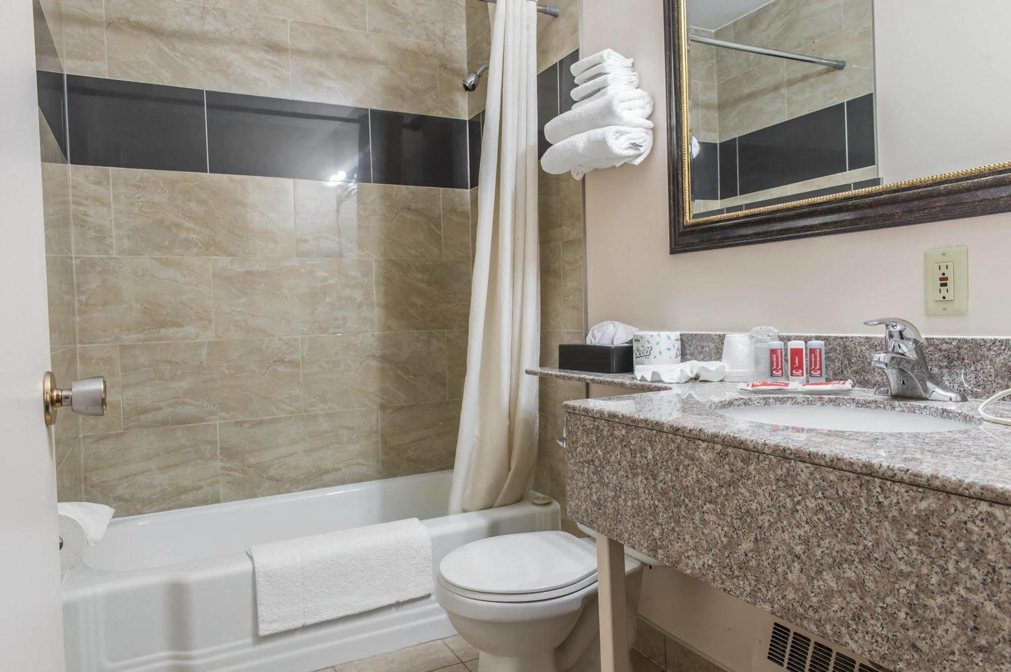 Hotel Super 8 By Wyndham Pembroke Esterno foto